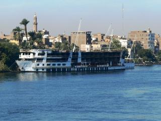 2010-01-03-12h12m43.P1000853 Get close to Kom Ombo