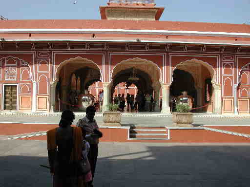 DSCN7147 Diwan-i-Khas with the two silver urns