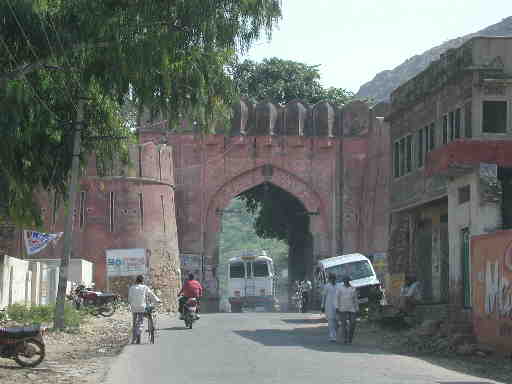 DSCN7223 Ranthambore town entrance