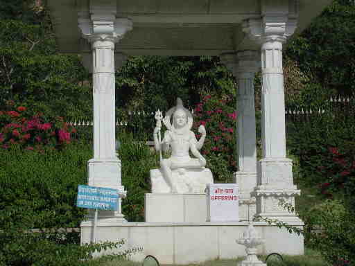 DSCN7290 Statue outside Lakshmi Narayan Temple