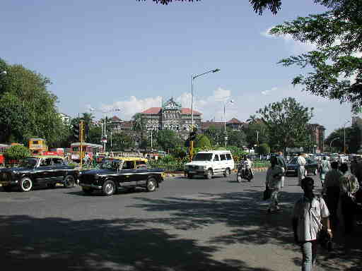 DSCN7318 A traffic circle with Victoria Station in the background